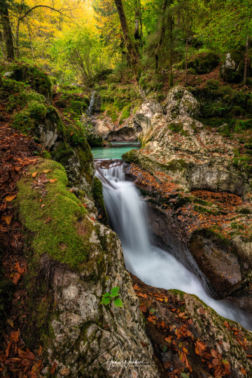 (Art. 19-077) Wasserfall im Herbstwald